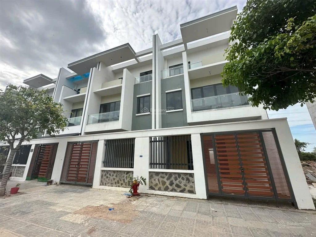 Bán nhà 4 tầng 323m2 kích thước 6x20m mặt tiền đường 15m ngay công viên khu cao cấp baria city gate