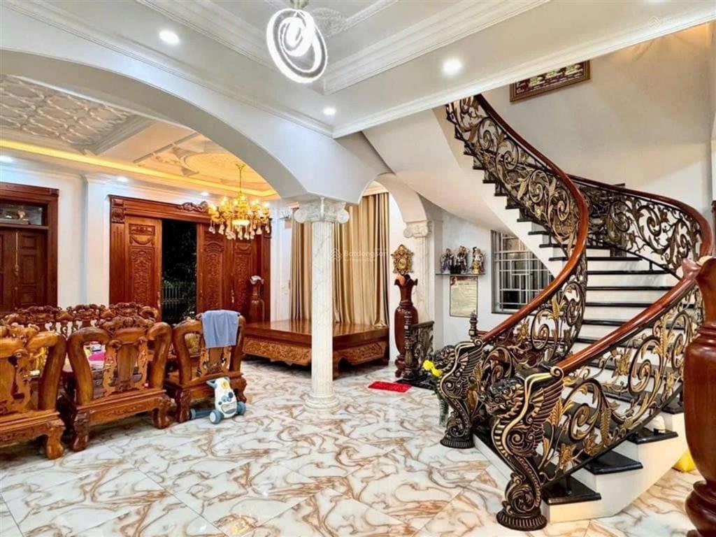 Bán căn biệt thự kdc 6b đại phúc green villas, dt 220m2 hầm trệt, 2 lầu áp mái sh, giá 33 tỷ tl