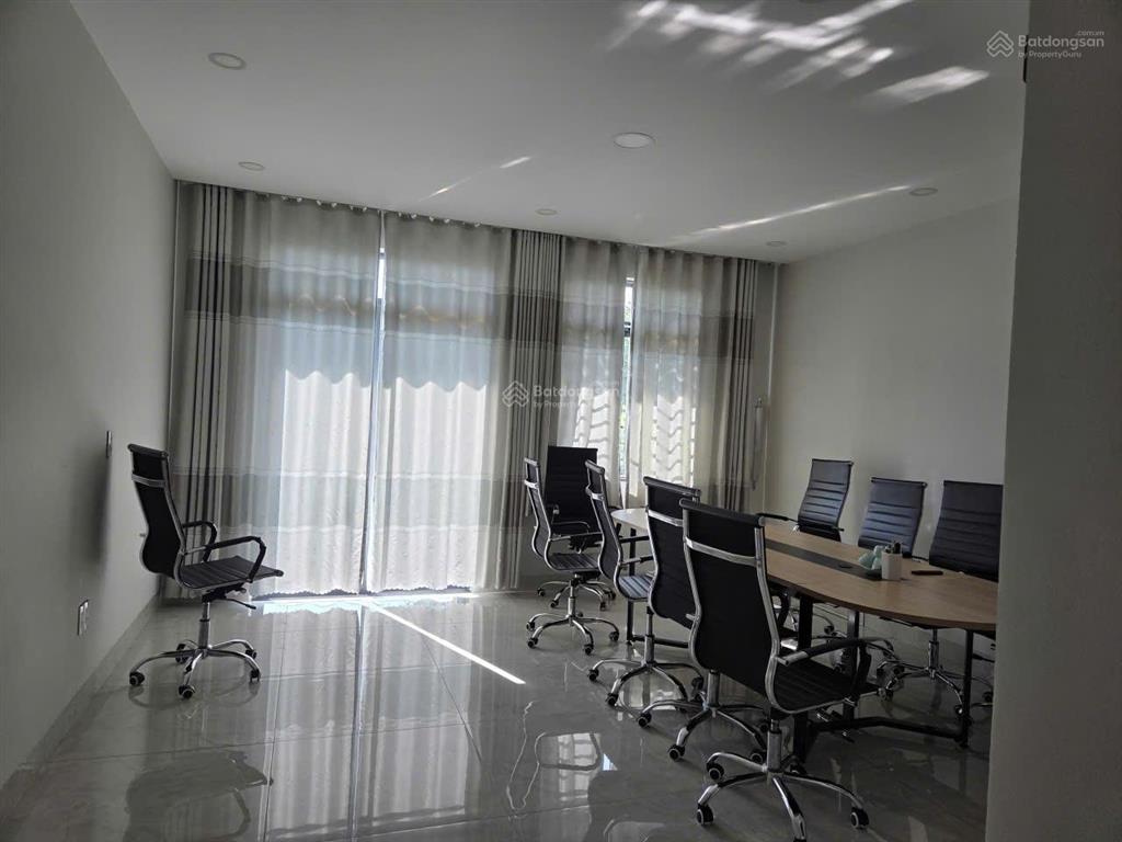 Chính chủ cần cho thuê nhà kdc him lam 6a, nhà mới đẹp, có thang máy giá 28tr/th  0931 017 ***