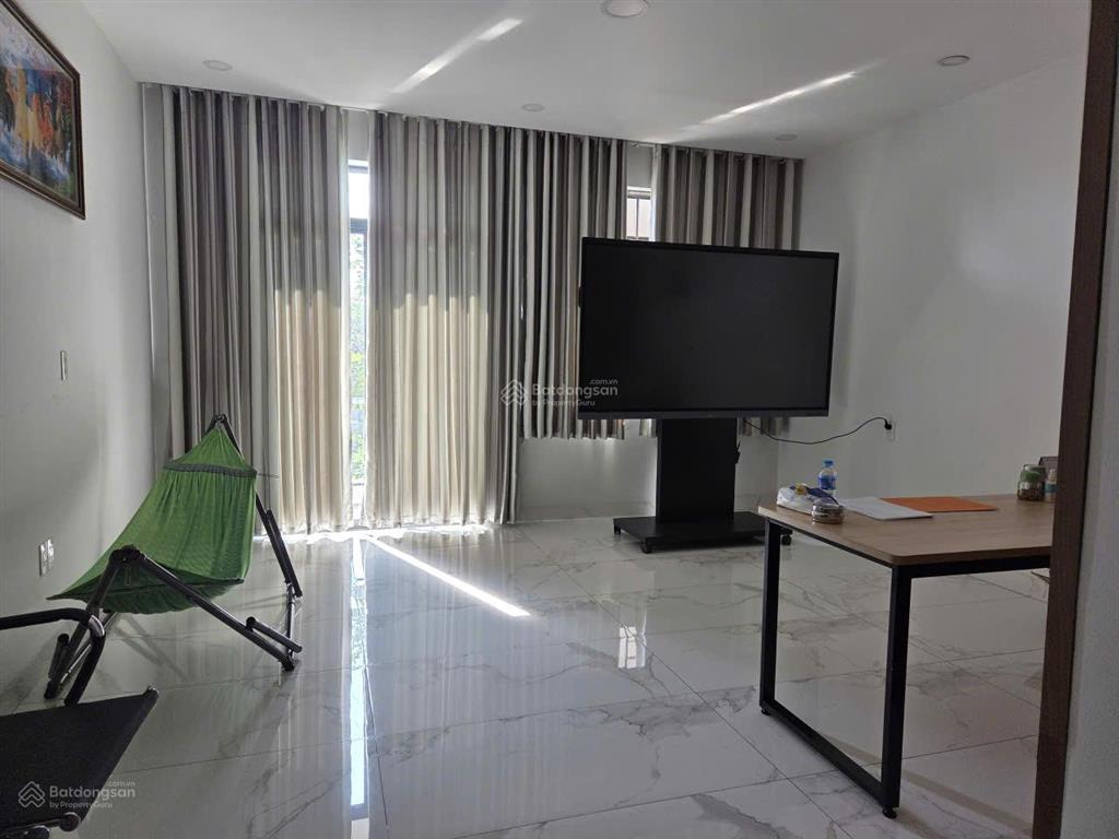 Chính chủ cần cho thuê nhà kdc him lam 6a, nhà mới đẹp, có thang máy giá 28tr/th  0931 017 ***
