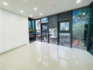 Tòa văn phòng showroom ngang 5.5m 170m2 sàn 4 tầng trống suốt 1 tầng penthouse giá chỉ 32tr ở ngay