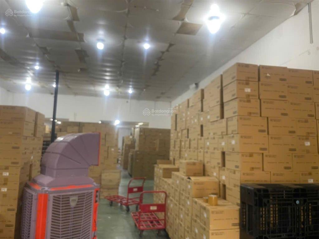 Dư 1 kho trung tâm bình thạnh dt 310m2 nền epoxy sạch sẽ sáng sủa phù hợp nhiều ngành hàng