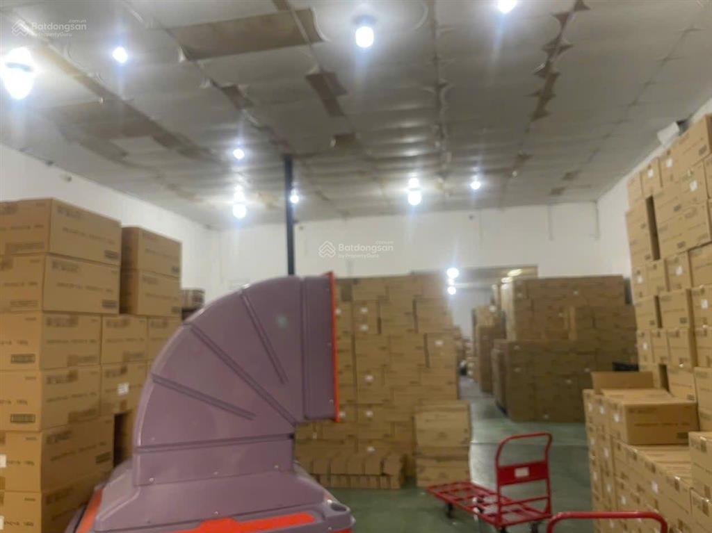 Dư 1 kho trung tâm bình thạnh dt 310m2 nền epoxy sạch sẽ sáng sủa phù hợp nhiều ngành hàng