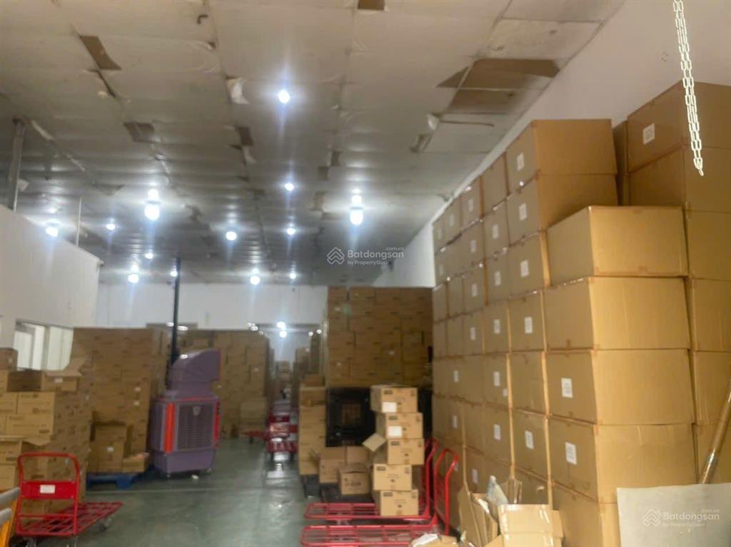 Dư 1 kho trung tâm bình thạnh dt 310m2 nền epoxy sạch sẽ sáng sủa phù hợp nhiều ngành hàng