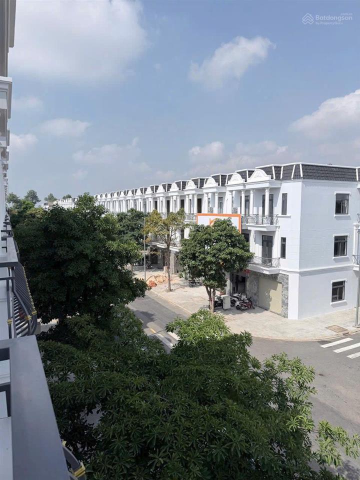 Nhà phố góc mặt tiền d11  bcons city life  diện tích 104m2  700 triệu sở hữu ngay  cho vay 80%