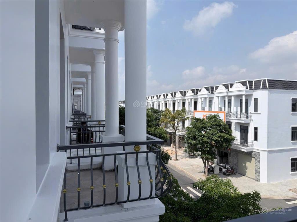 Nhà phố góc mặt tiền d11  bcons city life  diện tích 104m2  700 triệu sở hữu ngay  cho vay 80%