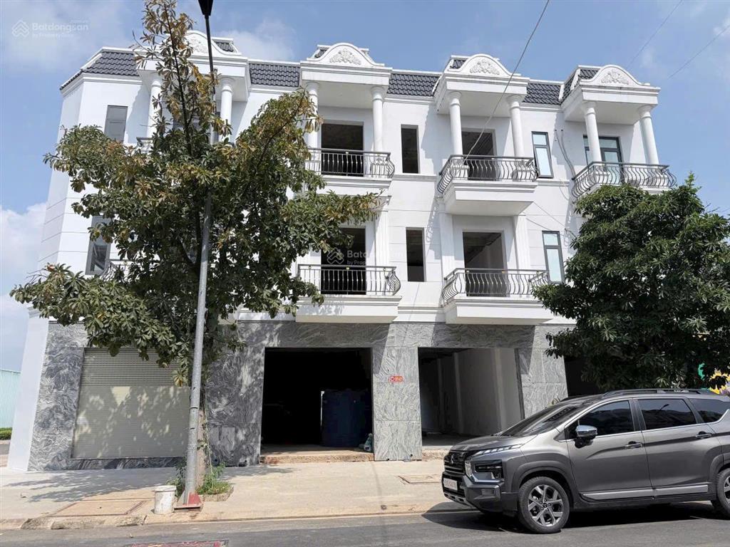 Nhà phố góc mặt tiền d11  bcons city life  diện tích 104m2  700 triệu sở hữu ngay  cho vay 80%