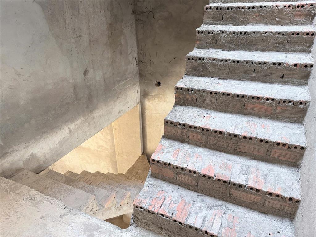 Bán nhà 1 trệt 2 tầng  tt tân uyên chỉ 3tỷ5 đường rộng 12m gần trung tâm thương mại