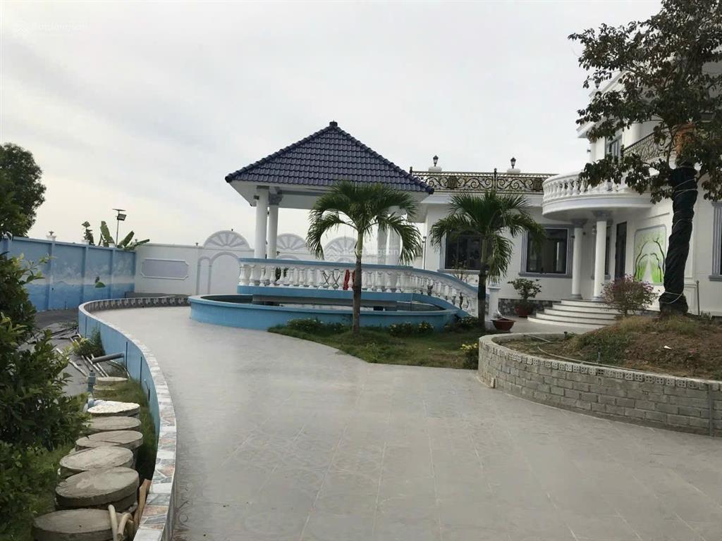 Biệt thự tại gò công, tiền giang, mt đường nhựa, 5pn, 6wc, sổ hồng. dt đất 4.740m2, 26,5 tỷ tl