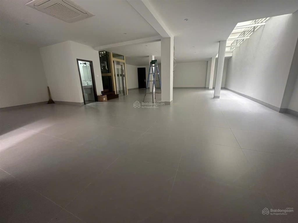 Hot. bán biệt thự cực vip khu nguyễn hoàng. xây 6 tầng, thang máy. tầng 1 để được 5 ô tô.
