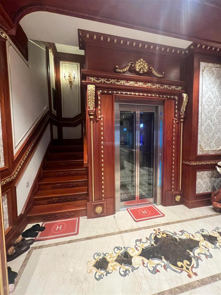 Biệt thự vip mặt vườn hoa kđt dịch vọng. dt 210m2, mt 15m. xây 4 tầng. đẹp lung linh