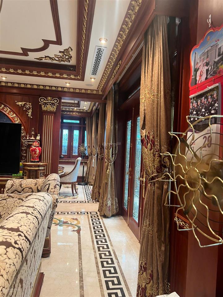 Biệt thự vip mặt vườn hoa kđt dịch vọng. dt 210m2, mt 15m. xây 4 tầng. đẹp lung linh