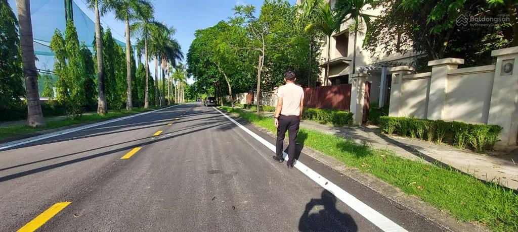 Biệt thự vip mặt vườn hoa kđt dịch vọng. dt 210m2, mt 15m. xây 4 tầng. đẹp long lanh
