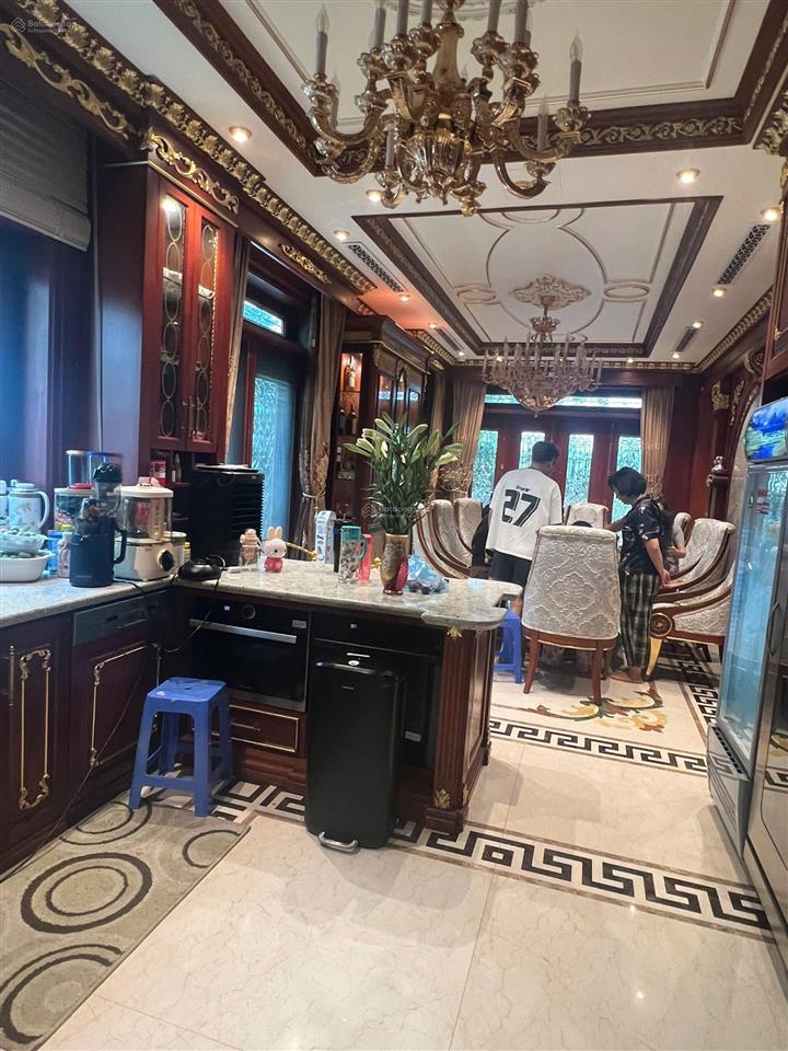 Biệt thự vip mặt vườn hoa kđt dịch vọng. dt 210m2, mt 15m. xây 4 tầng. đẹp lung linh