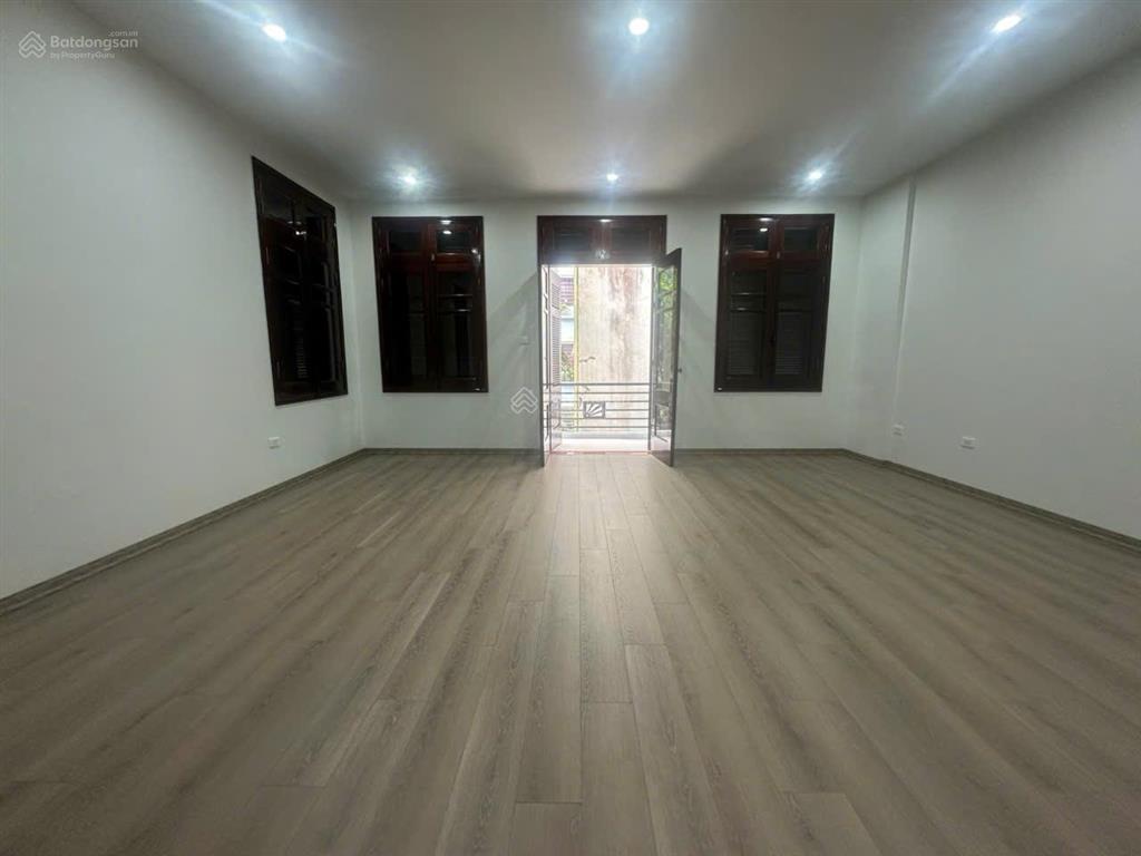Hot. bán tòa nhà cực vip khu nguyễn hoàng. xây 6 tầng, thang máy. tầng 1 để được 5 ô tô.