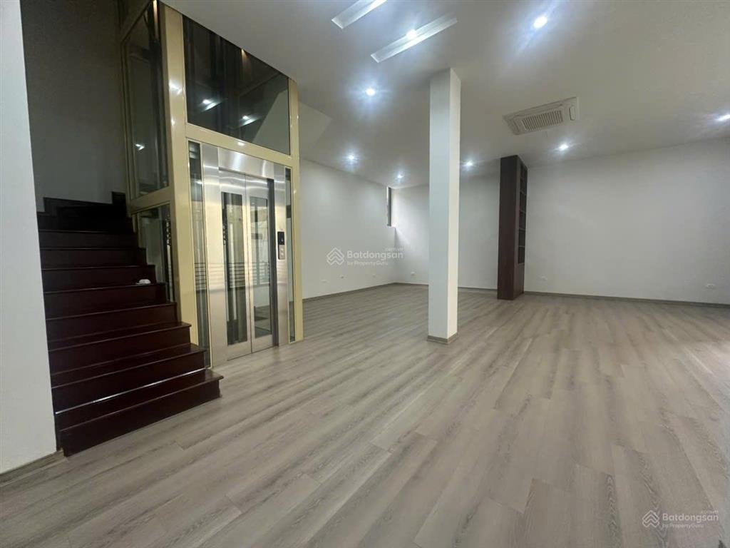 Hot. bán tòa nhà cực vip khu nguyễn hoàng. xây 6 tầng, thang máy. tầng 1 để được 5 ô tô.