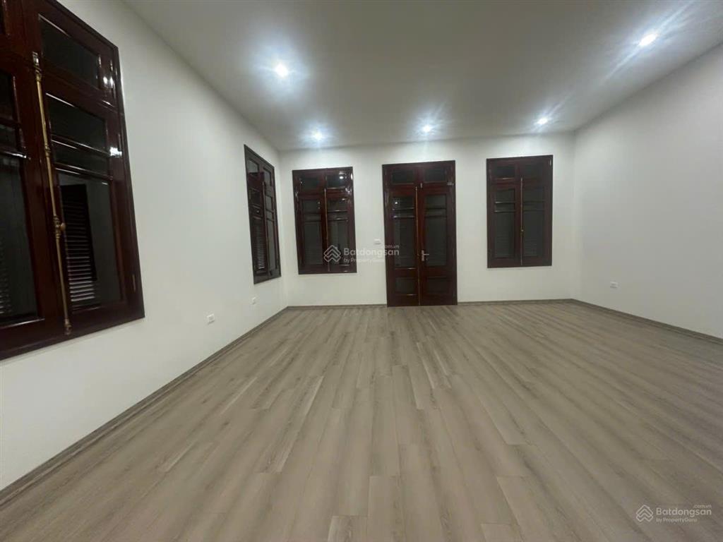 Hot. bán tòa nhà cực vip khu nguyễn hoàng. xây 6 tầng, thang máy. tầng 1 để được 5 ô tô.