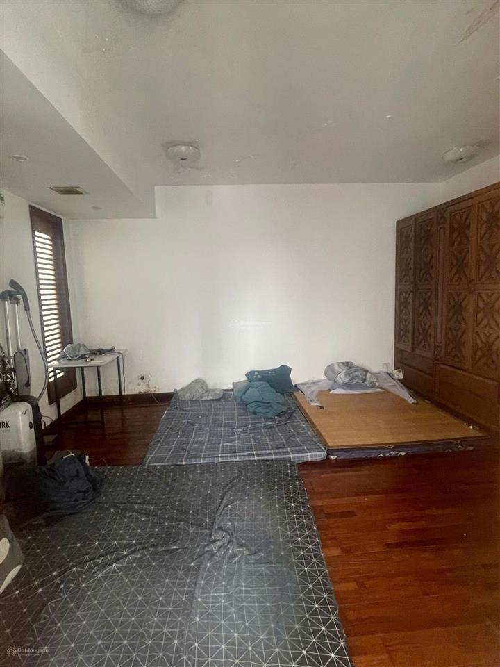 Cho thuê biệt thự kđt yên hòa, dt 160m2, xây 5 tầng + hầm, thang máy. nhà đẹp, đường rộng