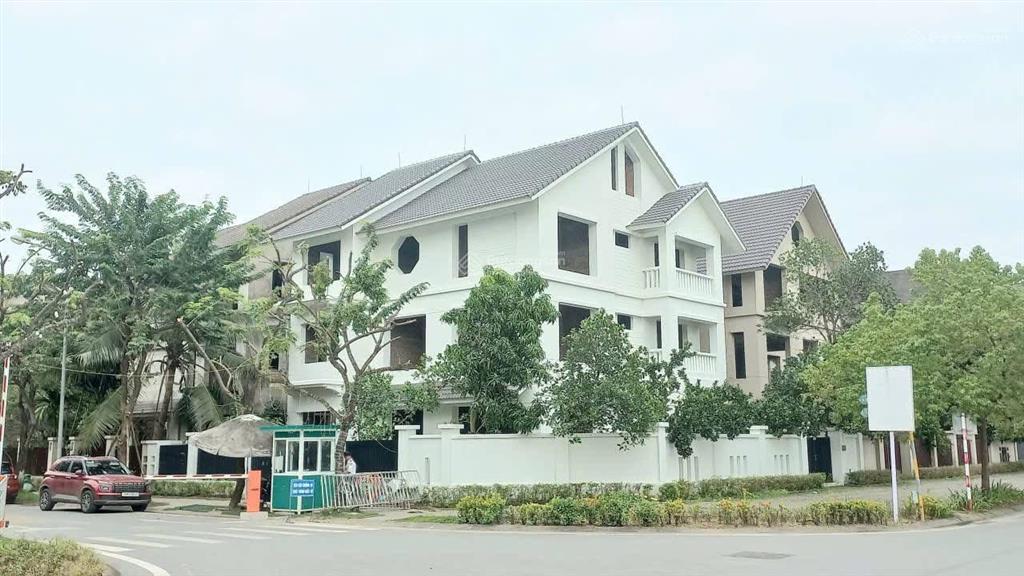 Bán biệt thự cực kỳ đẳng cấp kđt vườn cam, dt 300m2, mt 15m. xây thô 3,5 tầng. gần nhổn