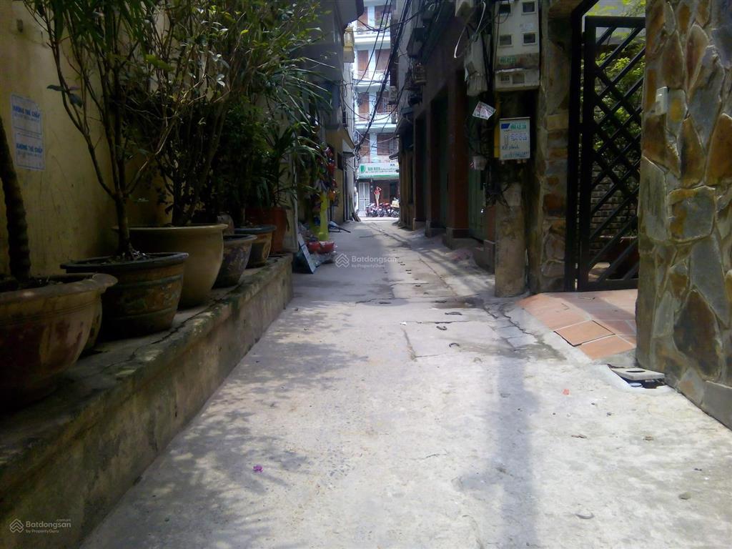 Bán nhà tại khu hoa bằng, yên hòa. dt 50m2, lô góc, 3 tầng. cách phố 30m. ngõ thông thoáng