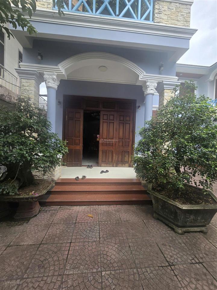 Bán biệt thự mặt tiền cách mạng tháng 8, dt đất 309m2, dtxd 300m2, 2 tầng noiij thất cao cấp ,22 tỷ