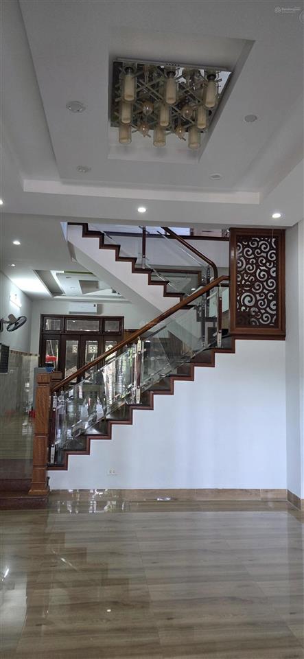 Cho thuê nhà nguyên căn 4 tầng vip, đường nguyễn phong sắc, nội thất đẹp, 4 phòng ngủ khép kín