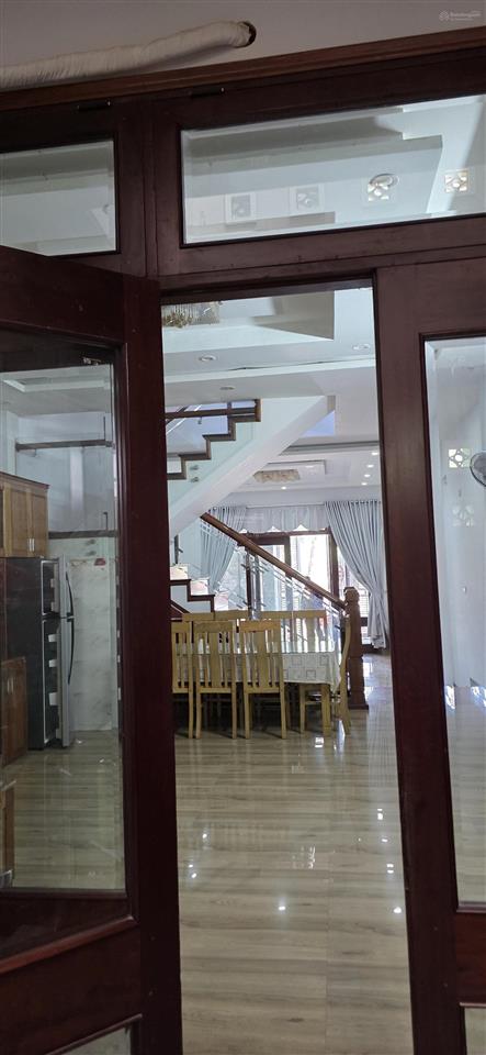 Cho thuê nhà nguyên căn 4 tầng vip, đường nguyễn phong sắc, nội thất đẹp, 4 phòng ngủ khép kín
