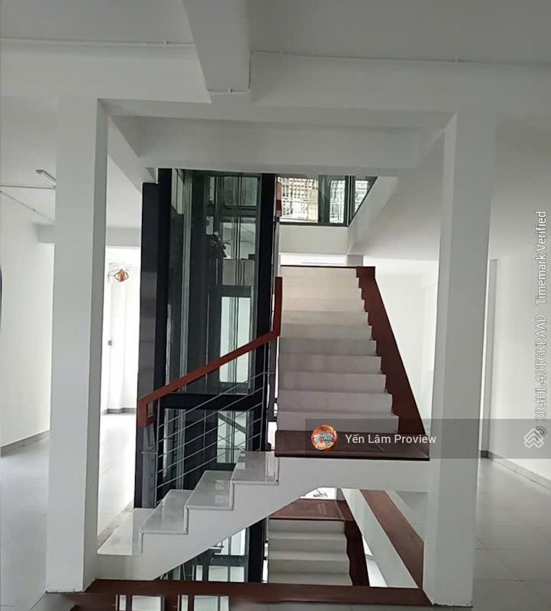 Cho thuê biệt thự căn góc saigon pearl, diện tích 10x21m, có thang máy, nhà mới tinh