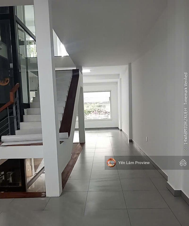Cho thuê biệt thự căn góc saigon pearl, diện tích 10x21m, có thang máy, nhà mới tinh