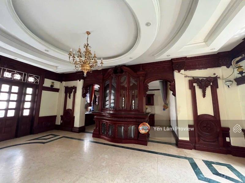 Cho thuê biệt thự mt nguyễn văn hưởng, dt 1300m2, 3 tầng, gồm 17p, hồ bơi