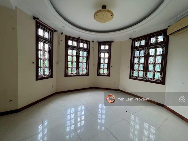Cho thuê biệt thự mt nguyễn văn hưởng, dt 1300m2, 3 tầng, gồm 17p, hồ bơi