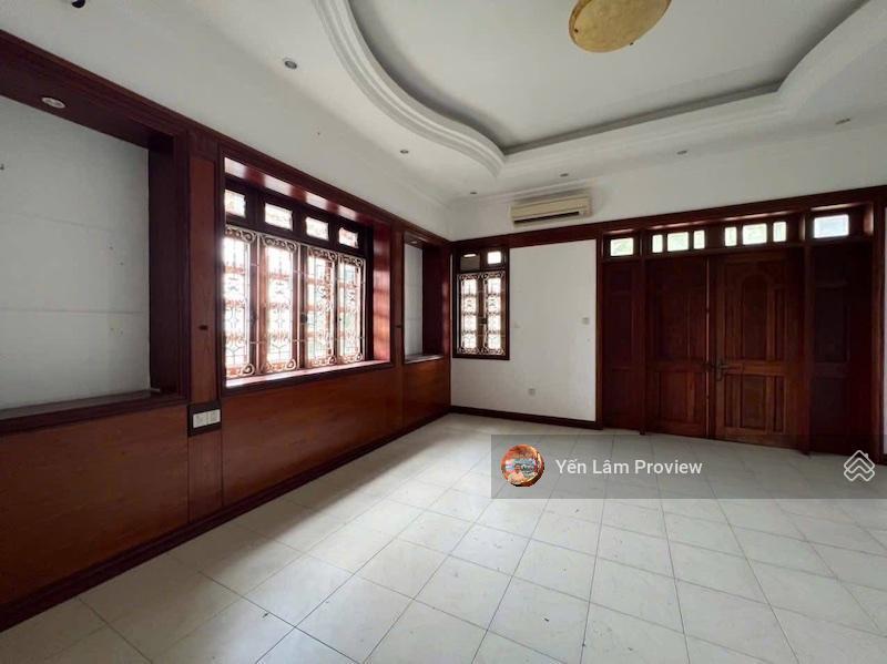 Cho thuê biệt thự mt nguyễn văn hưởng, dt 1300m2, 3 tầng, gồm 17p, hồ bơi
