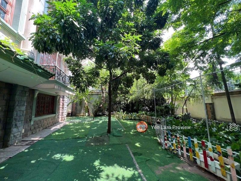 Cho thuê biệt thự mt nguyễn văn hưởng, dt 1300m2, 3 tầng, gồm 17p, hồ bơi