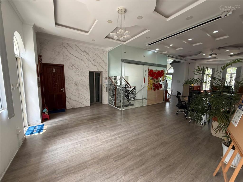 Cho thuê mặt bằng văn phòng 100m2 tầng trệt khu villa saigon pearl giá 40 triệu