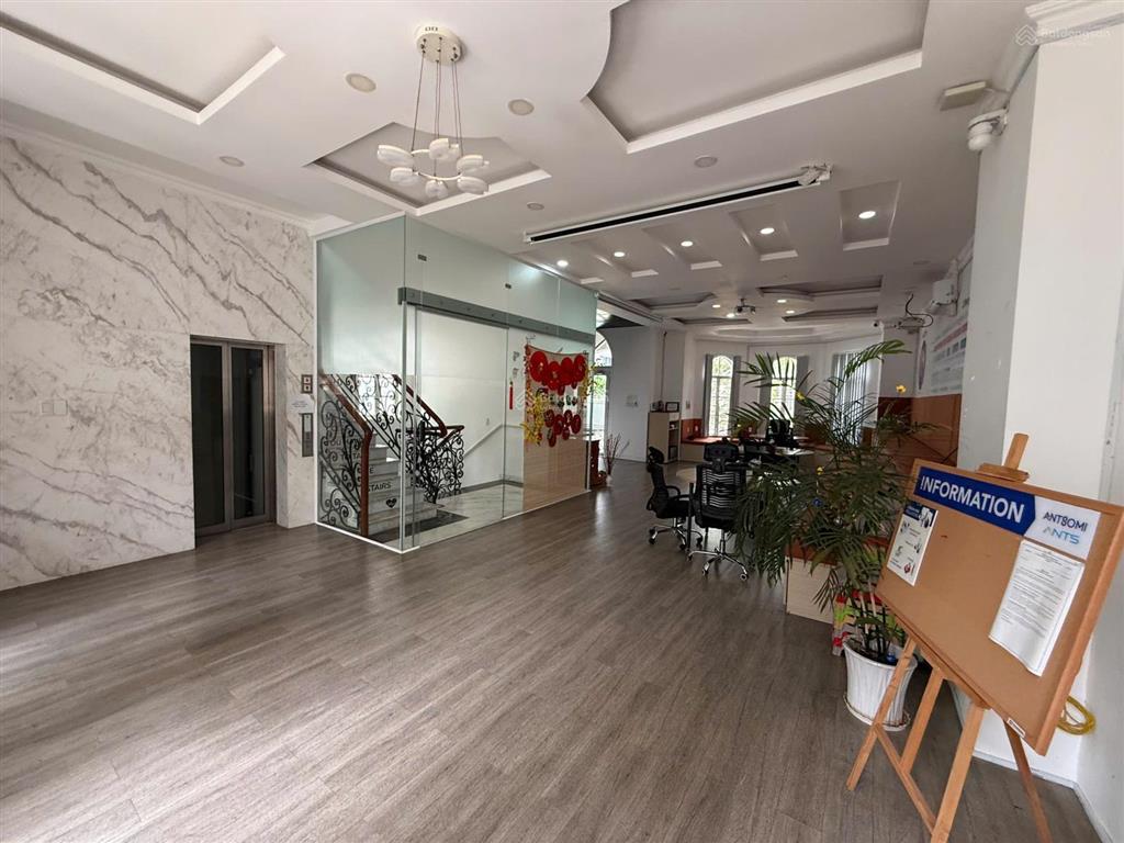 Cho thuê mặt bằng văn phòng 100m2 tầng trệt khu villa saigon pearl giá 40 triệu