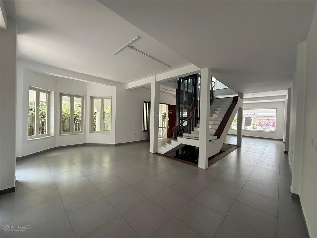 Cho thuê villa saigon pearl phù hợp làm văn phòng, sàn trống suốt, có thang máy