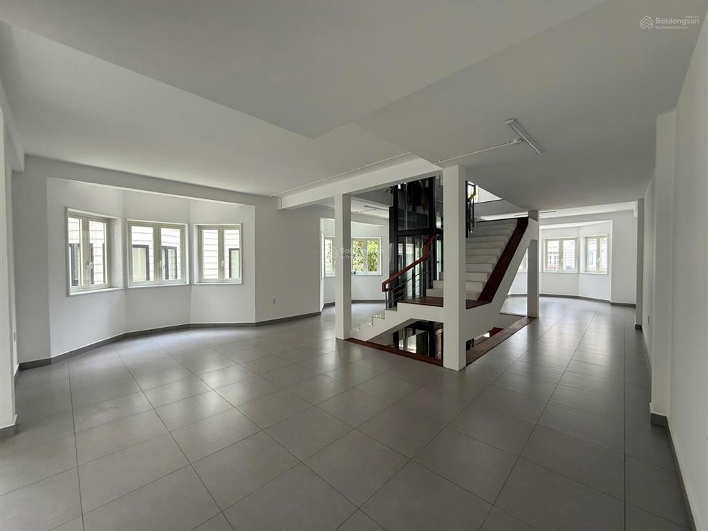 Cho thuê villa saigon pearl phù hợp làm văn phòng, sàn trống suốt, có thang máy