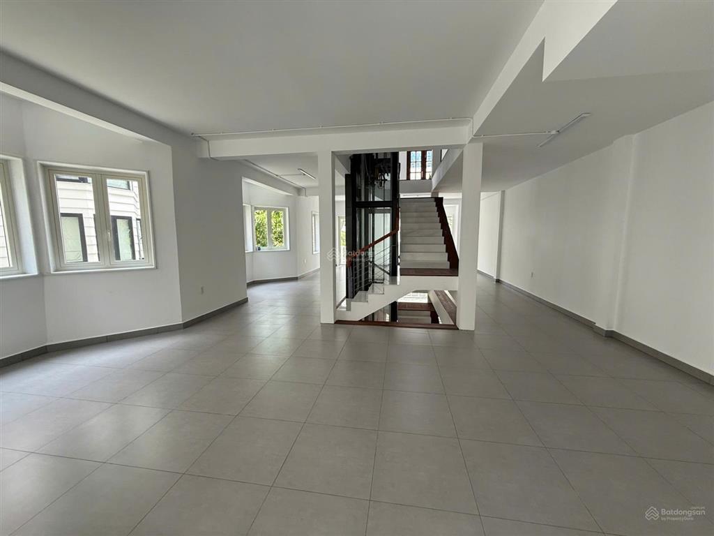 Cho thuê villa saigon pearl phù hợp làm văn phòng, sàn trống suốt, có thang máy