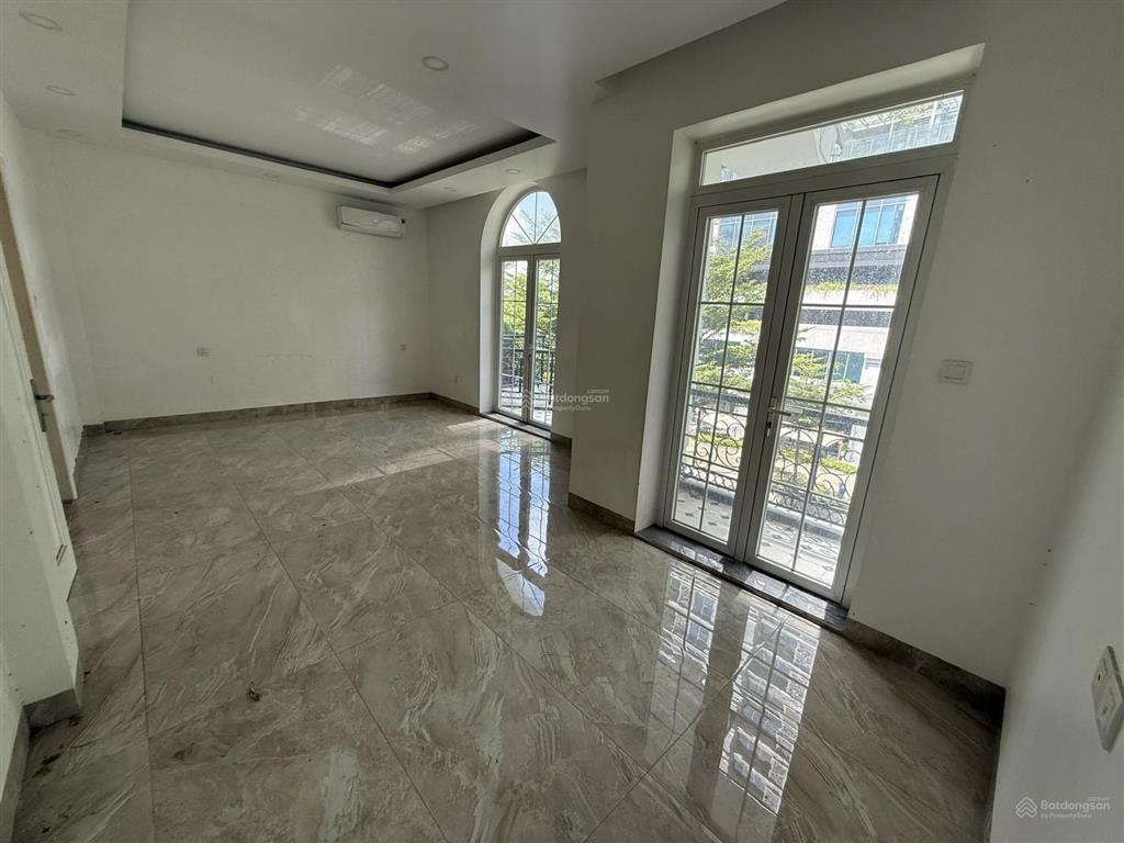 Cho thuê villa saigon pearl mặt tiền đường d1