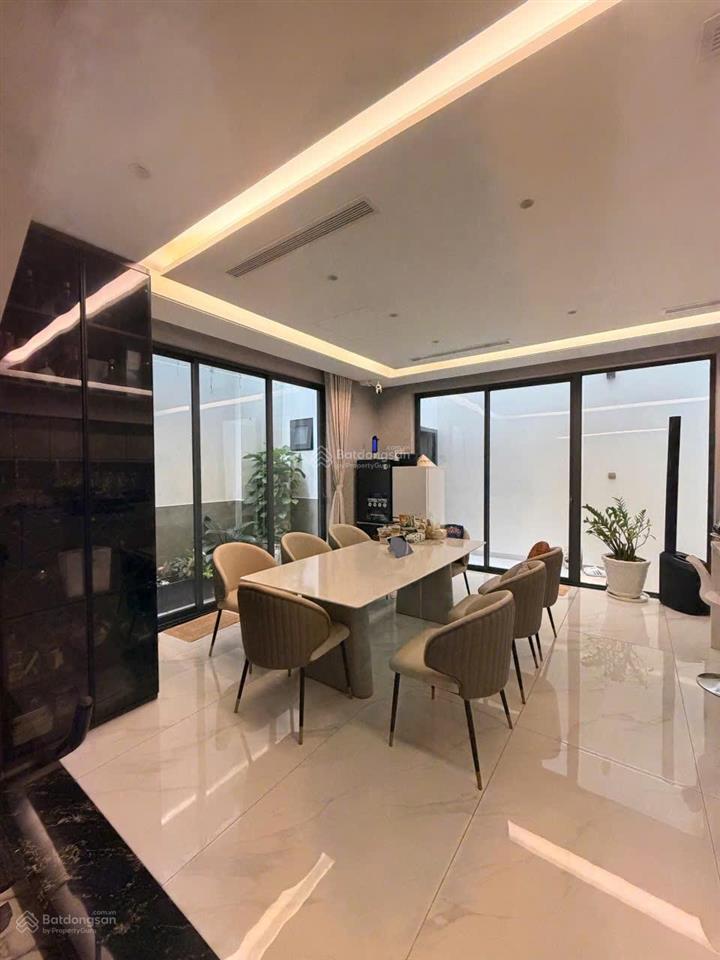 Chuyển nhượng siêu phẩm biệt thự hầm + 4 lầu mặt tiền đường hoa đào