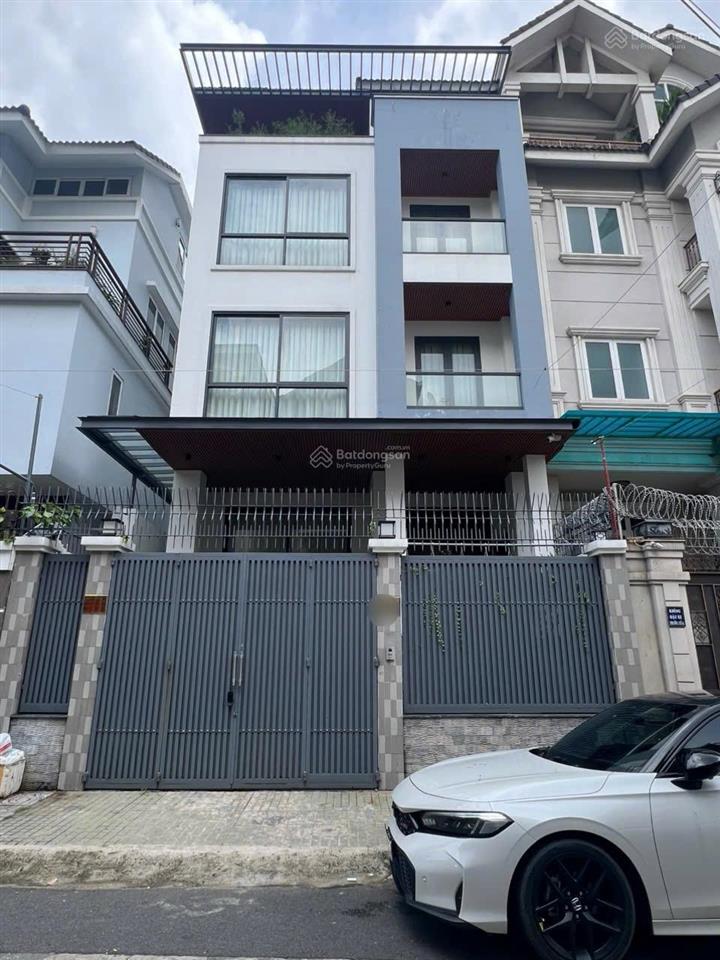 Chuyển nhượng siêu phẩm biệt thự hầm + 4 lầu mặt tiền đường hoa đào
