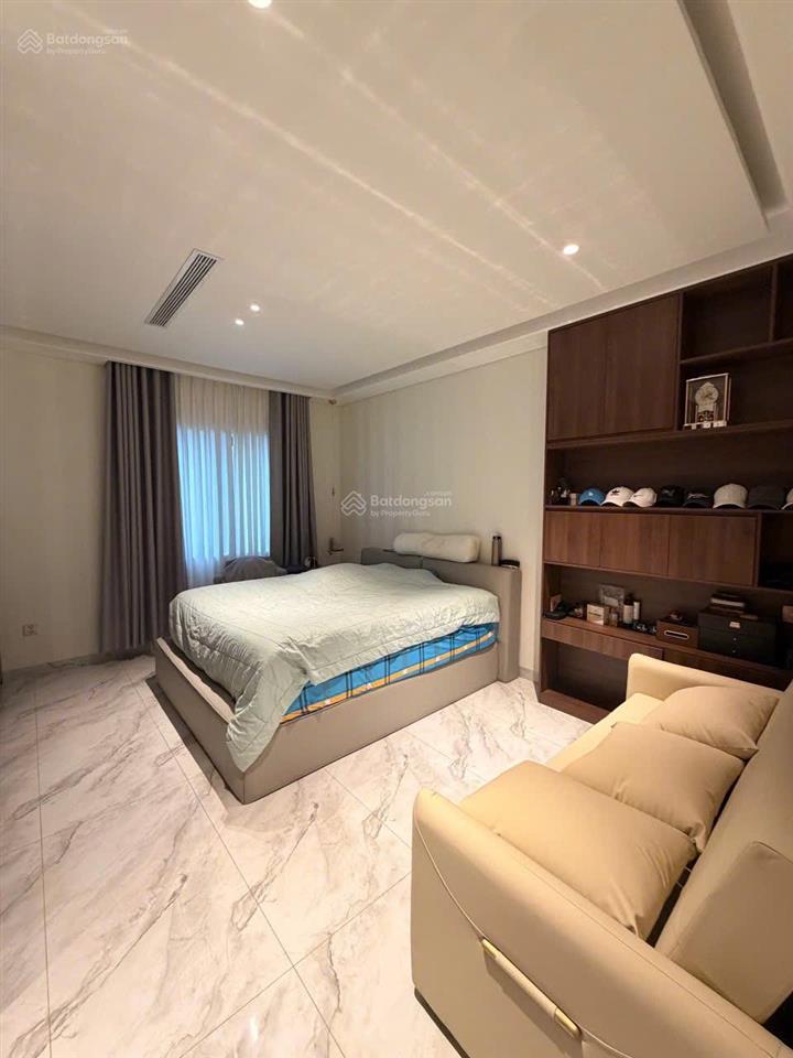 Chuyển nhượng siêu phẩm biệt thự hầm + 4 lầu mặt tiền đường hoa đào