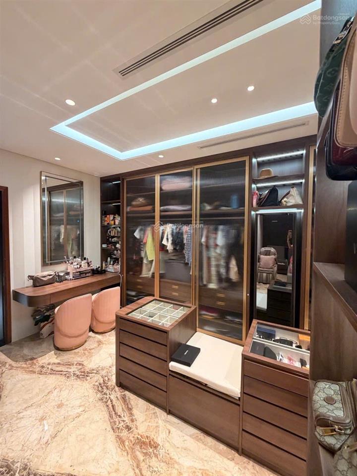 Chuyển nhượng siêu phẩm biệt thự hầm + 4 lầu mặt tiền đường hoa đào