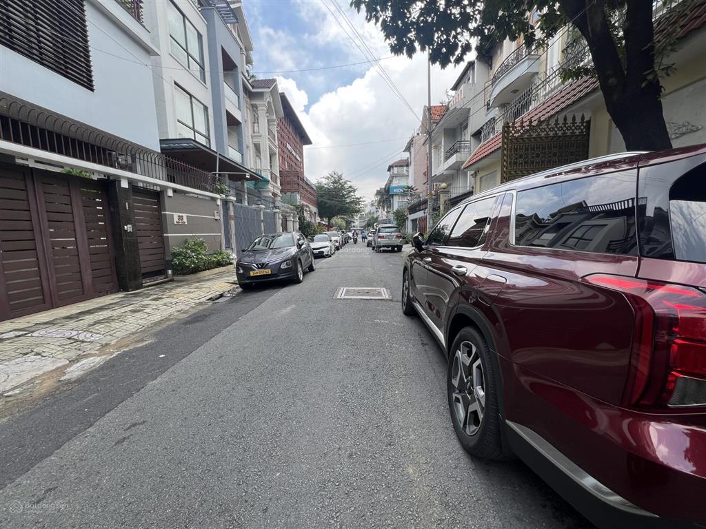 Chuyển nhượng siêu phẩm biệt thự hầm + 4 lầu mặt tiền đường hoa đào