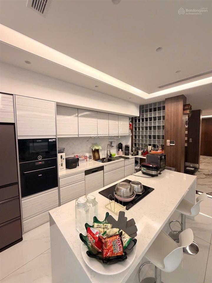 Chuyển nhượng siêu phẩm biệt thự hầm + 4 lầu mặt tiền đường hoa đào