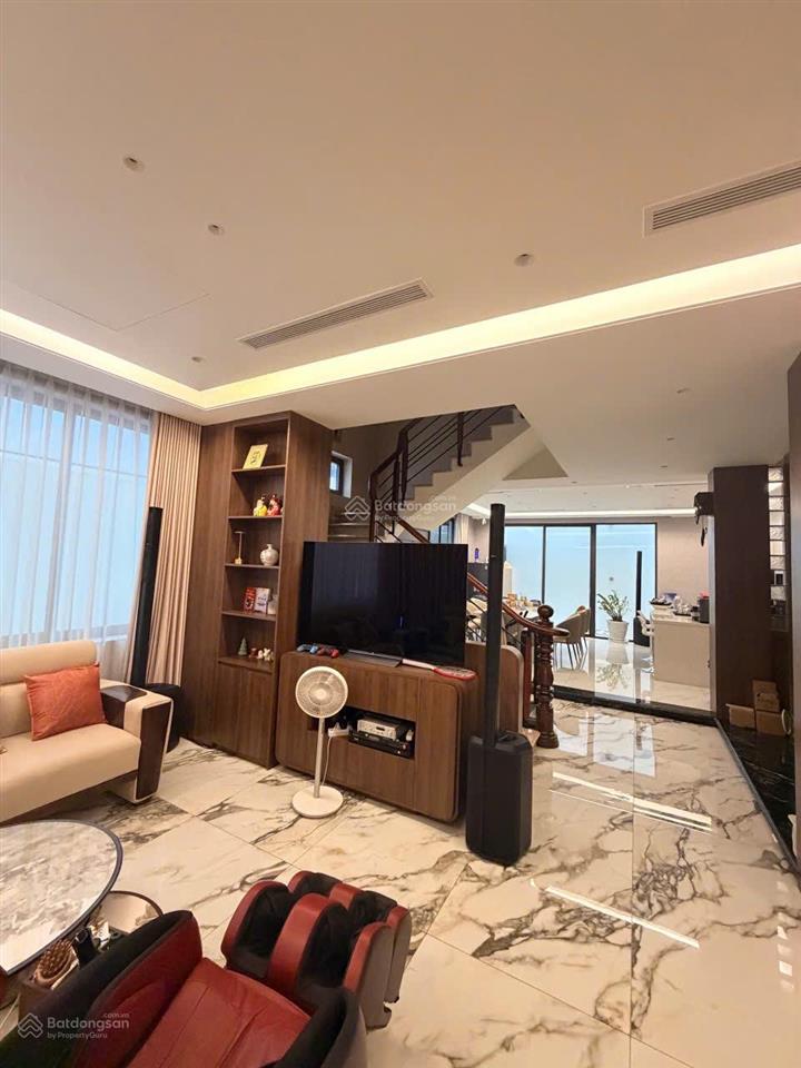 Chuyển nhượng siêu phẩm biệt thự hầm + 4 lầu mặt tiền đường hoa đào