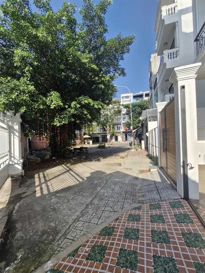 Bán nhà riêng xây kiểu biệt thự khu saigon coop, dt đất 215m2  2 lầu, st. hh 1%