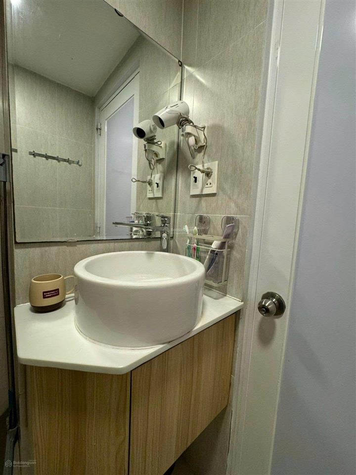 Cho thuê nhà đẹp có ban công 2pn 2wc 70m2 giá 13 tr nội thất cơ bản, riverside 90 nhc. 0909 445 ***