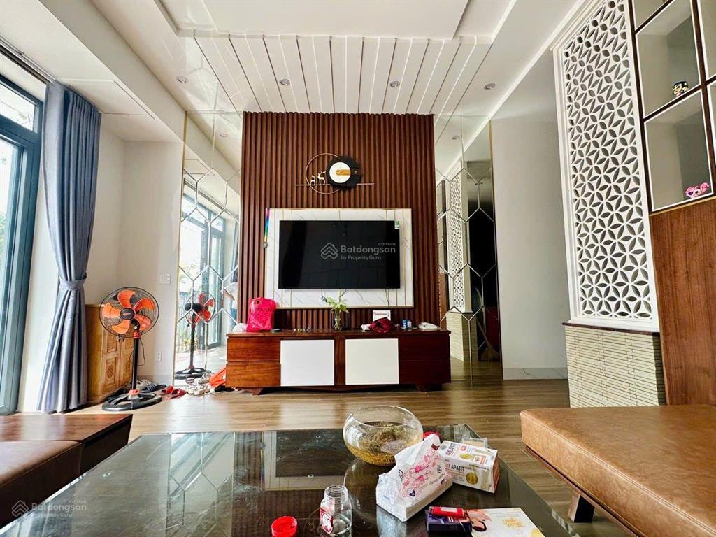 Bán nhà tâm huyết siêu đẹp 1 trệt 1 lầu 1 tum kdc tân phong