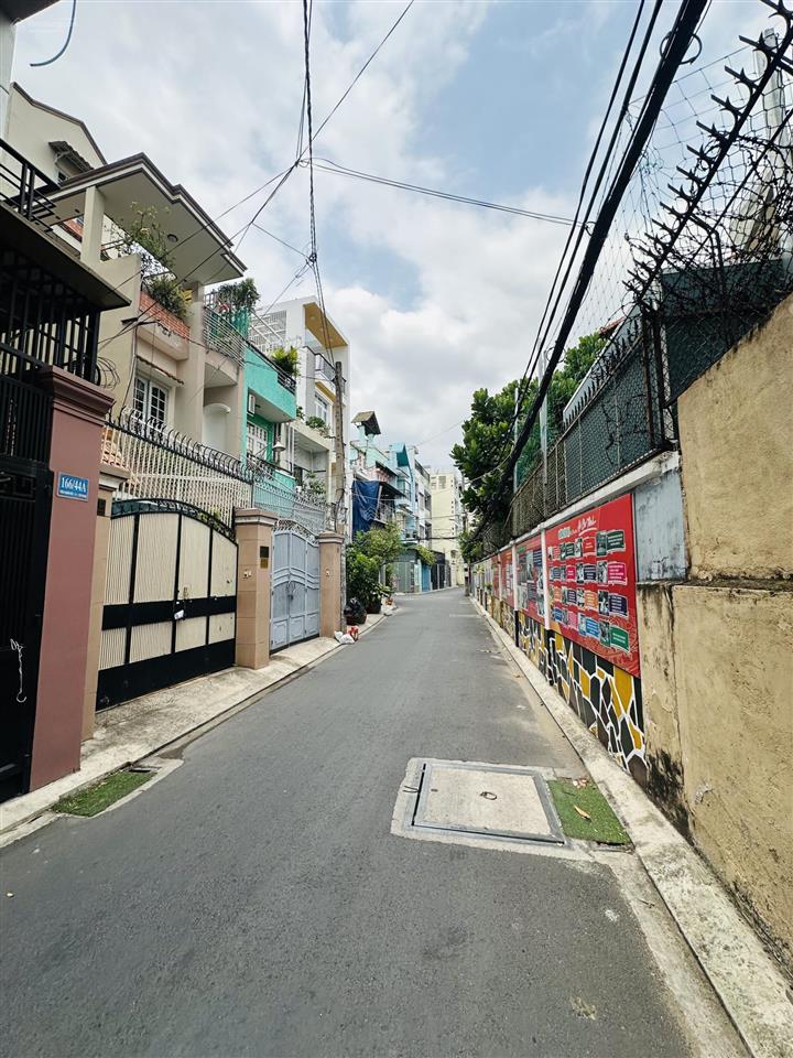 Nhà đẹp thích quảng đức hẻm 166 hẻm nhựa 1 sẹc 6.7x17m 3 lầu chỉ 17.9 tỷ